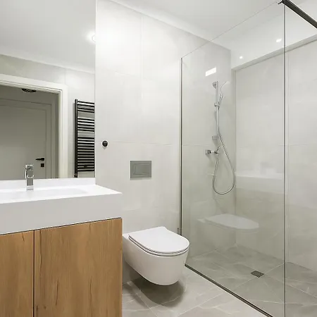 One Velvet Parking 布加勒斯特